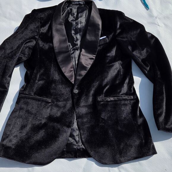 Elegant Black Velvet Blazer - Picture 1 of 8